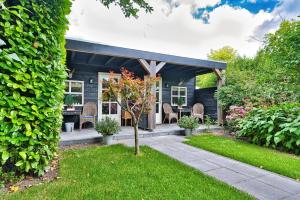 a house with a table and chairs in a yard at B&B Hoofddorp in Hoofddorp