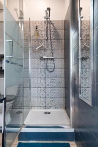 eine Dusche mit Glastür im Bad in der Unterkunft Petit gite du Bistrot d ici in Saint-Saturnin