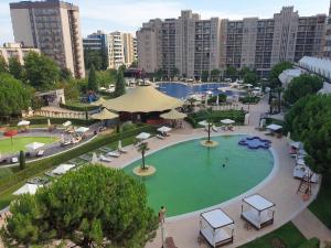 Bazén v ubytování Sunny Beach - Royal Beach Apartment nebo v jeho okolí