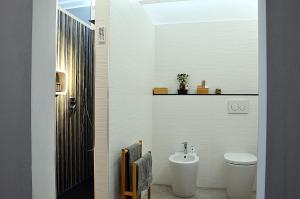 CandeloにあるBB Borgo Biellaのトイレと洗面台を備えた白いバスルーム +30枚の写真