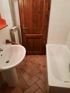 łazienka z umywalką, toaletą i wanną w obiekcie Agriturismo Fattoria il Piano - Casa Bugno - San Gimignano w mieście San Gimignano