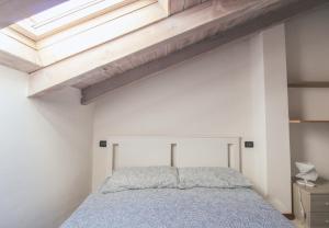 a bedroom with a bed and a skylight at Mimosa 24 in Acquaseria