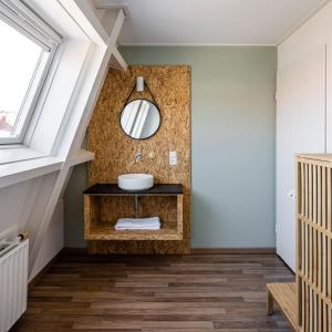 a bathroom with a sink and a mirror at Charley's Home 4 personen in Westkapelle