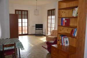 una sala de estar con una estantería con libros en Affittacamere AL 30, en Marzocca di Senigallia
