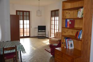 una sala de estar con una estantería con libros en Appartamento AL 30, en Marzocca di Senigallia