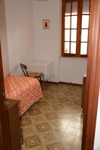 una habitación con una cama y una mesa y una ventana en Appartamento AL 30, en Marzocca di Senigallia