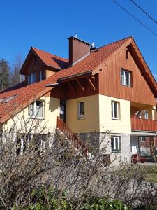 a house with a red roof at Słoneczny dom in Piechowice