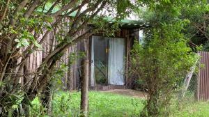 加羅帕巴的住宿－Container Encantada，院子中带窗户的小房子