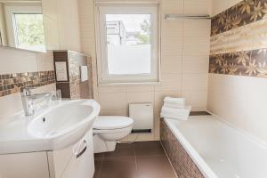 安纳贝格-伦格茨freeride-living的带水槽、马桶和浴缸的浴室 更多10张照片