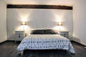 1 dormitorio con 1 cama blanca y 2 mesitas de noche en Panoramic and beautiful house 4km from the sea., en Rosignano Marittimo