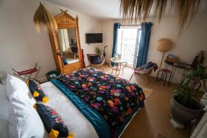 sypialnia z łóżkiem i dużym lustrem w obiekcie La Belle Amarre-Bed and Breakfast-Maison d'Hôtes w La Rochelle