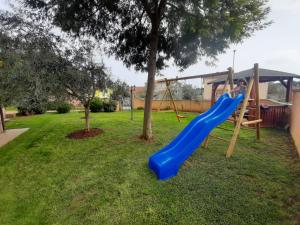 Zona de juegos infantil en Apartments Jeromela