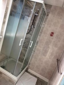 una doccia con porta in vetro in bagno di Sherwood Hotel a Blackpool