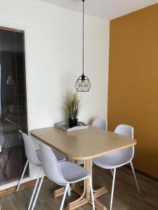 een eetkamer met een houten tafel en stoelen bij Appartement De Wadloper, Resort Amelander Kaap! in Hollum