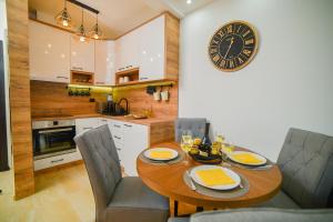 Kuchyň nebo kuchyňský kout v ubytování PineWood Apartman Zlatibor + 37 fotografií