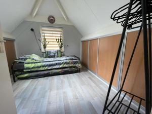 Cama ou camas em um quarto em Hunting Lodge 104