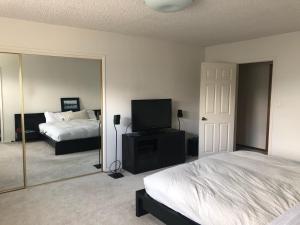 een slaapkamer met een bed en een spiegel bij Retro West Near Indian Creek Golf Course - 30 day minimum home in Hood River