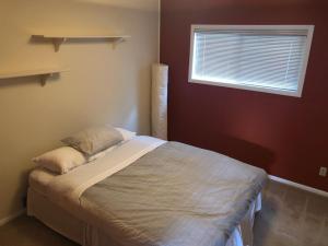 フッド・リバーにあるRetro West Near Indian Creek Golf Course - 30 day minimum homeの窓付きのベッドがある小さな寝室
