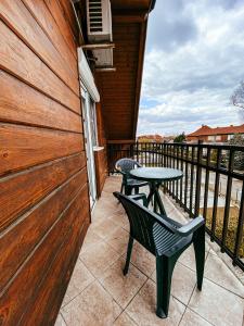 eine Terrasse mit 2 Stühlen und einem Tisch auf dem Balkon in der Unterkunft Casa Fiore By BLTN Balatonlelle in Balatonlelle