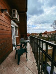 eine Terrasse mit einem Tisch und einem Stuhl auf dem Balkon in der Unterkunft Casa Fiore By BLTN Balatonlelle in Balatonlelle