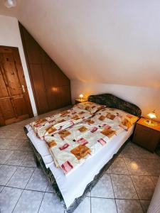 ein Schlafzimmer mit einem großen Bett mit einer weißen Bettdecke in der Unterkunft Casa Fiore By BLTN Balatonlelle in Balatonlelle