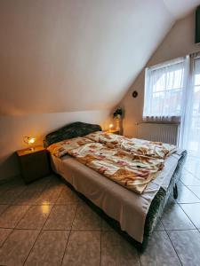 Bett in einem Schlafzimmer mit zwei Lampen in der Unterkunft Casa Fiore By BLTN Balatonlelle in Balatonlelle