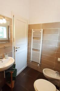 łazienka z 2 umywalkami i toaletą w obiekcie Amandolevanto B&B w mieście Levanto