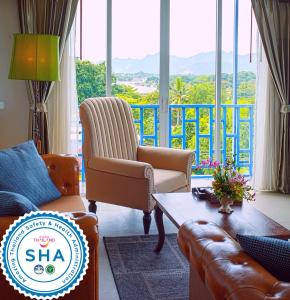 - un salon avec un canapé et une table dans l'établissement The Bridge Residence Hotel, à Kanchanaburi