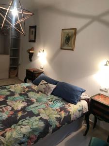 1 dormitorio con 1 cama con una manta colorida en SANFAINA DE GATS, en Deltebre