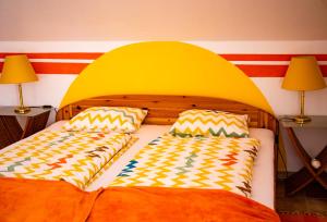 Postel nebo postele na pokoji v ubytování Nefelejcs Apartmanház + 37 fotografií