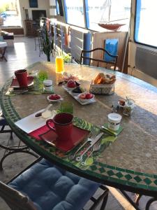 einen Tisch mit einem Tablett mit Essen und Tassen darauf in der Unterkunft Péniche DJEBELLE in Bayonne
