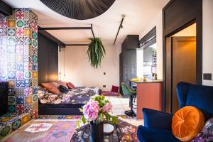 una sala de estar con un sofá y una mesa en Ika Boutique Luxury Apartments, en Zadar 80 fotos más