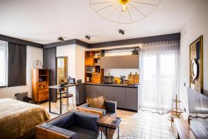 Una sala de estar con una cama y una cocina. en Ika Boutique Luxury Apartments, en Zadar