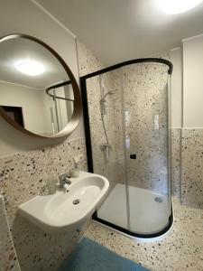 La salle de bains est pourvue d'un lavabo et d'un miroir. dans l'établissement Chalet MelodiyaGir, à Pilipets