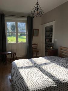 Säng eller sängar i ett rum på Golf Val de Sorne Vernantois Maison vigneronne