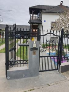 Budova, v ktorej sa dovolenkový dom nachádza