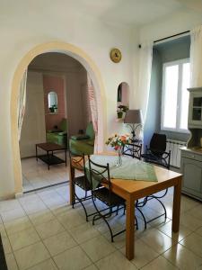 a living room with a table and chairs at GITE AU COEUR DES GORGES DU VERDON in Quinson