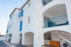 A balcony or terrace at White & Blue