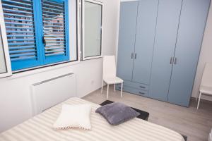 A bed or beds in a room at White & Blue