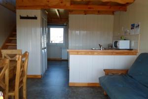 cocina con fregadero y encimera en una habitación en Apart Hotel Curahue en Junín de los Andes