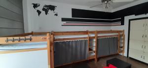 Postel nebo postele na pokoji v ubytování Kraków Chilli Hostel