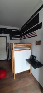 Postel nebo postele na pokoji v ubytování Kraków Chilli Hostel
