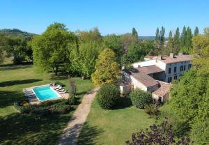 an aerial view of a house with a swimming pool at LA CARRETERIE - Maison de Famille in Pineuilh
