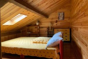 ein Schlafzimmer mit einem Bett in einer Holzhütte in der Unterkunft BASIA, Lourdes - centre , quartier historique Sanctuaires a 7 min a pied in Lourdes