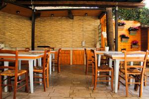 un patio con mesas y sillas y una cocina. en La casa di nonno Giulio, en Porto SantʼElpidio