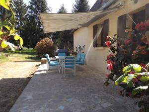 un patio con sillas y una mesa en Location de vacance au coeur du Périgord Noir, en Le Bugue