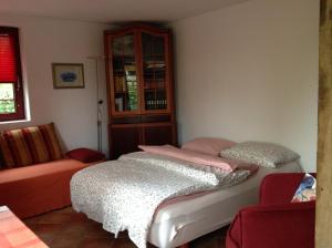 - une chambre avec 2 lits, une armoire et un canapé dans l'établissement Wassermühle, à Rheine