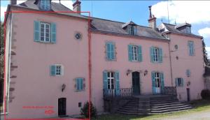 Villeneuve-sur-Allier的住宿－La tour du Roy，一座大型粉红色建筑,前面设有楼梯
