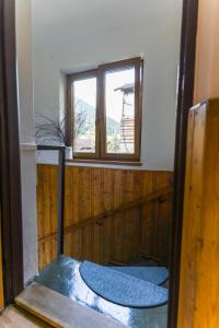 einen Blick ins Innere eines Zimmers mit Fenster in der Unterkunft Chalupa v Štefanovej in Žilina