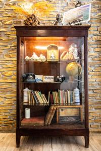 uma estante cheia de livros numa sala em Maremar Suites em Benidorm